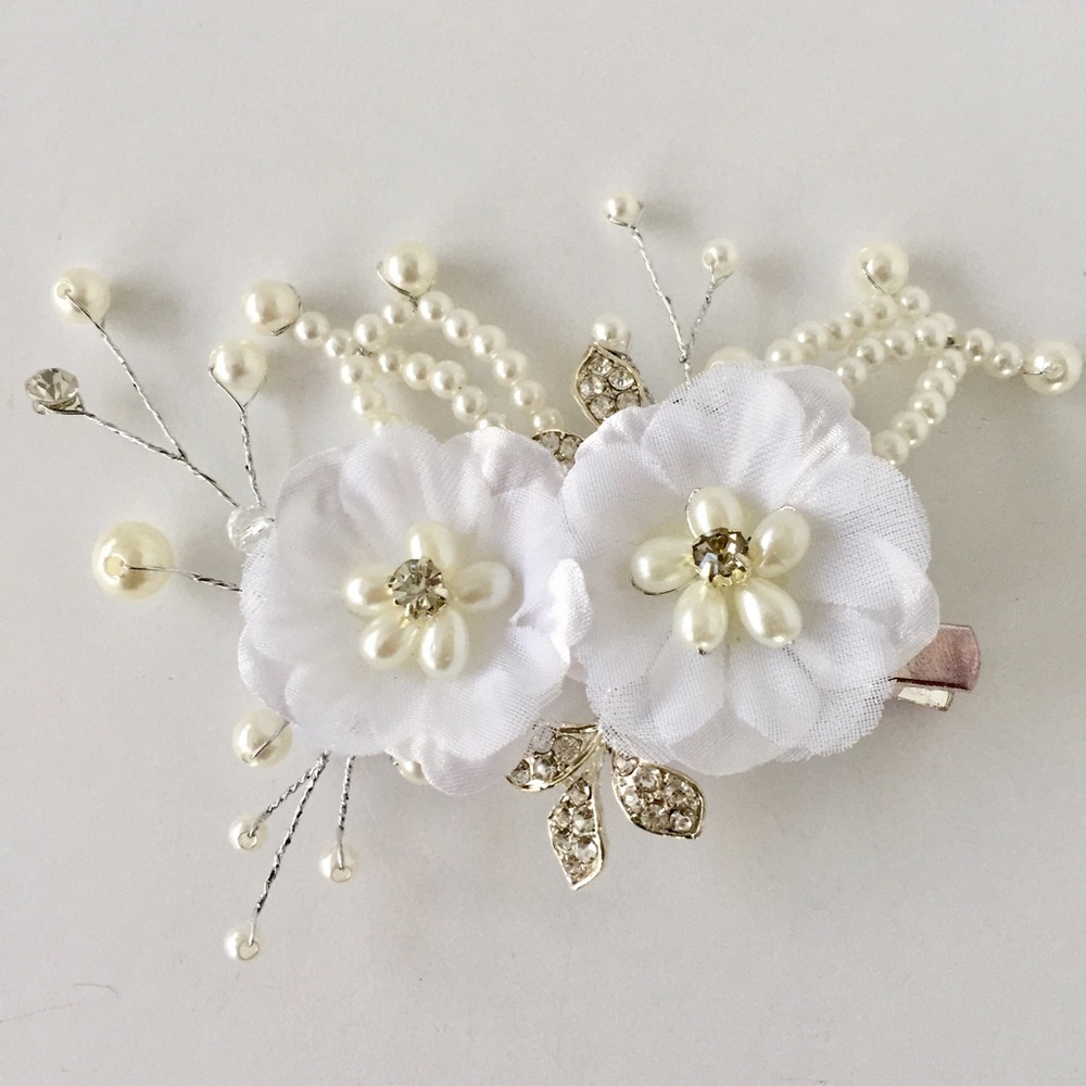 ❗️LAST ONE❗️NEW BRIDAL WHITE HAIRCOMB W/ FLOWERS